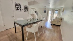 Beautiful townhouse 2 bedrooms 1 and a half bathrooms next to Butler Plaza 1 mile to UF